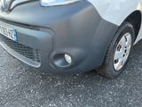 une petite voiture garée sur le parking