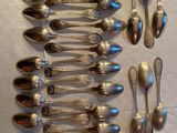 de nombreuses cuillères et cuillères à soupe disposées sur une table