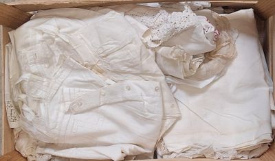 une boîte contenant des vêtements