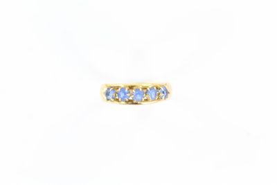 une bague en or sertie de trois saphirs bleus