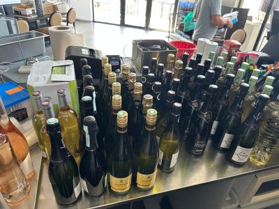 de nombreuses bouteilles de vin posées sur une table dans un magasin