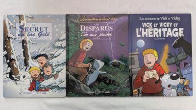 trois livres pour enfants sont alignés sur une surface blanche