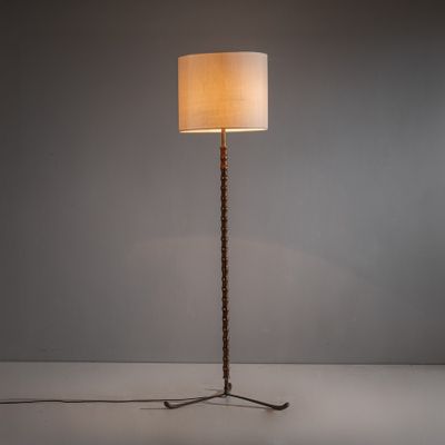 une lampe posée sur une table, à côté d'une autre lampe