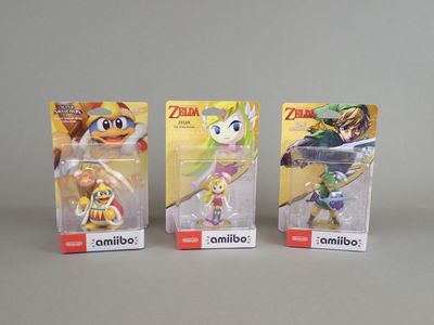 Trois figurines Nintendo Wii sont présentées sur une surface blanche