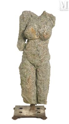 statue d'une femme debout sur un socle en bois, sur fond blanc