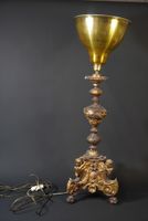 Pique-cierge en bois doré monté en lampe.