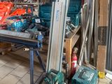 une photo d'un garage avec beaucoup d'outils sur le sol