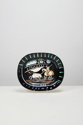 une assiette en noir et blanc sur laquelle figure l'image d'un oiseau