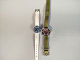 deux montres posées sur une surface blanche