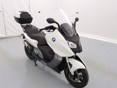 une moto blanche et noire garée dans une pièce