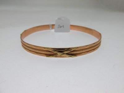 un gros plan d'un bracelet orné d'un nœud