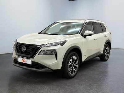 un SUV Nissan blanc garé dans une pièce au sol noir