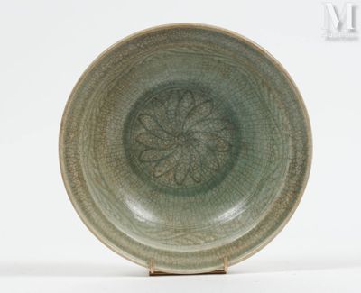 une assiette verte ornée d'un motif floral