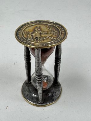 un petit sablier contenant une horloge