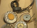 une boîte contenant tout un tas de vieux téléphones