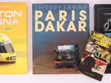 trois livres posés l'un à côté de l'autre sur une table