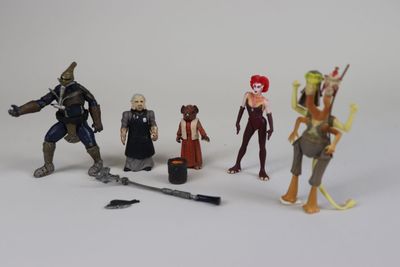 de nombreuses figurines posées sur une surface blanche