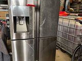 un grand réfrigérateur en acier inoxydable dans un magasin où l'on vend des vélos