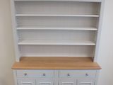 une photo d'une bibliothèque blanche avec un plateau en bois