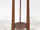 image d'une table en bois avec un plateau en verre sur fond blanc