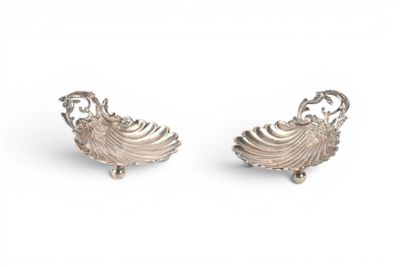 paire de boucles d'oreilles en forme de coquillage plaquées argent, ornées de perles sur fond blanc