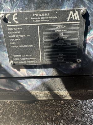 une photo en gros plan d'un panneau situé à l'arrière d'un véhicule