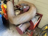 une photo représentant un souffleur et un tuyau dans un garage