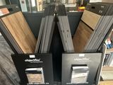 Plusieurs types de parquets sont exposés dans un magasin