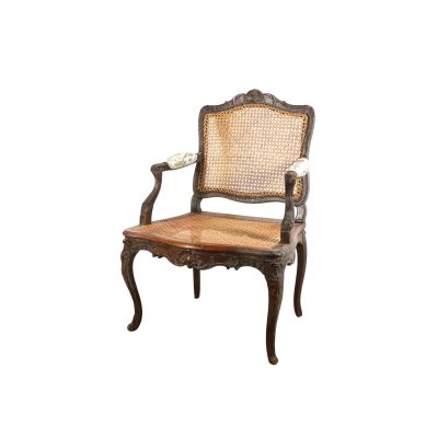une image représentant une chaise en bois avec un dossier et une assise en rotin
