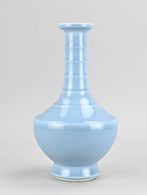 un vase bleu posé sur une table