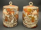 deux vases posés sur une table