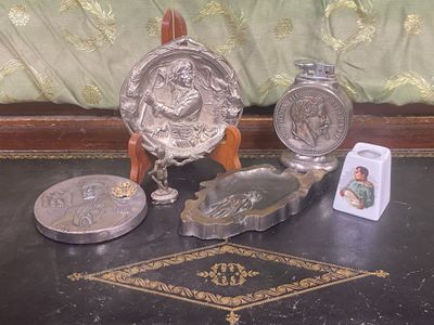 une table sur laquelle sont disposés de nombreux objets en argent