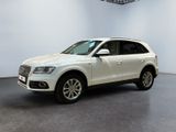 un SUV Audi blanc garé dans une grande pièce