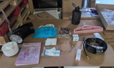 une table sur laquelle se trouvent de nombreux objets