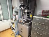 une pièce où se trouvent tout un tas de tiroirs et d'armoires