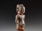 une image représentant la statue d'un homme coiffé d'une coiffe