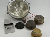 une image représentant un ensemble d'objets métalliques anciens posés sur une surface blanche