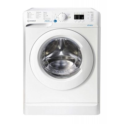 gros plan d'une machine à laver sur fond blanc