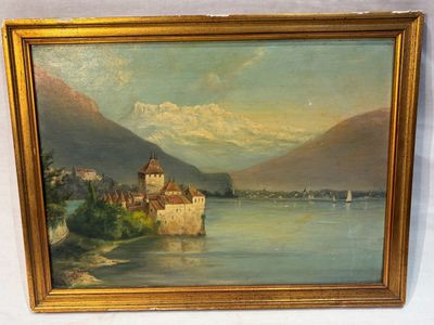 tableau représentant un château au bord d'un lac, avec des montagnes en arrière-plan
