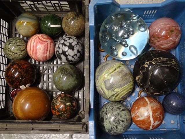 ensemble de boule en pierres dure et verre