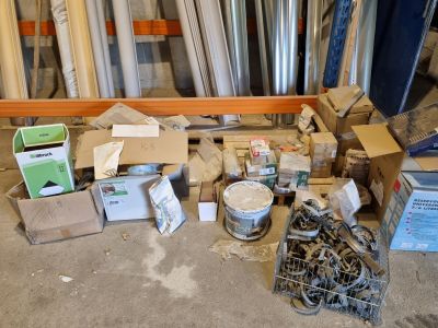 beaucoup d'objets qui se trouvent sur le sol de la pièce