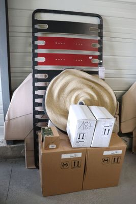lot de meubles: tete de lits, sommier a lattes, luminaires, …