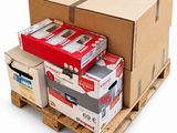 plusieurs boîtes empilées sur une palette