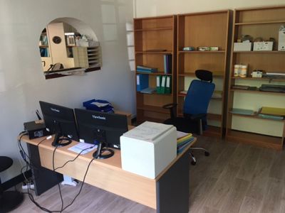 un bureau sur lequel se trouvent deux ordinateurs et une imprimante