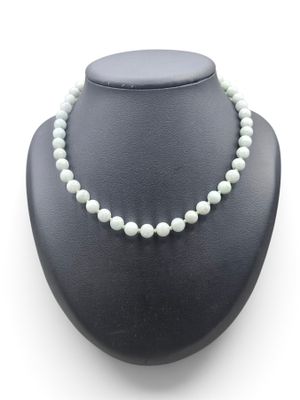 gros plan d'un collier sur un mannequin sur fond blanc