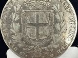 un gros plan d'une pièce d'argent sur laquelle figure un blason