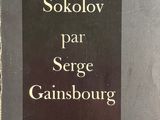 un vieux livre avec une couverture noire sur laquelle sont inscrits des caractères blancs