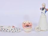 trois figurines assises sur une table