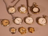 de nombreux types de montres de poche sur la table