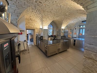 une image d'une cuisine avec beaucoup d'espace de travail